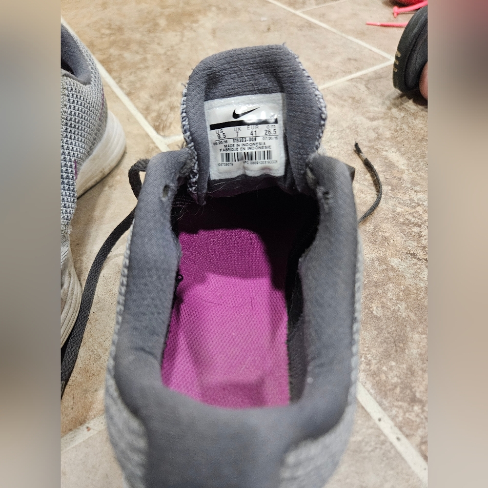 Nike shoes - Picture 4 of 16